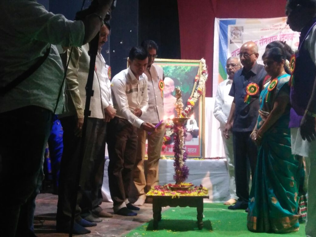 युवा कार्यकर्ते व मान्यवरांचे दीपप्रज्वलन