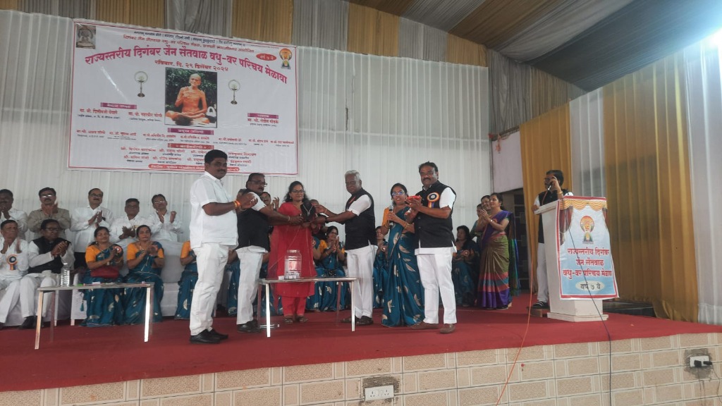 रंगमंचावर भेटवस्तू व सत्कार समारंभ
